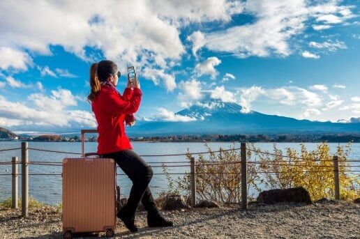 Ministério do Turismo prepara guia para mulheres que viajam sozinhas: tudo o que você precisa saber