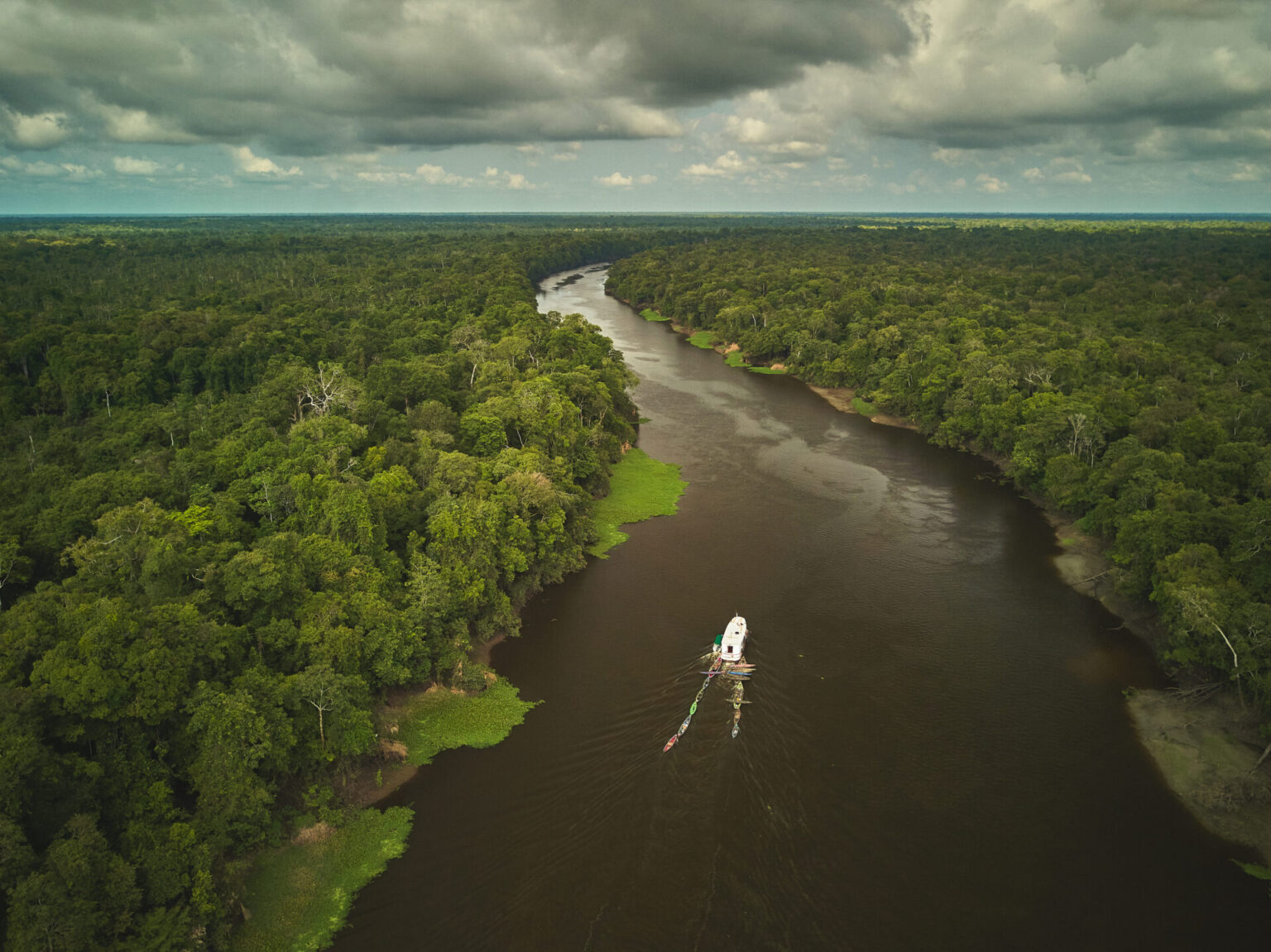 Barco Cultural “Banzeiro da Esperança” leva lideranças amazônicas rumo à COP30 em Belém