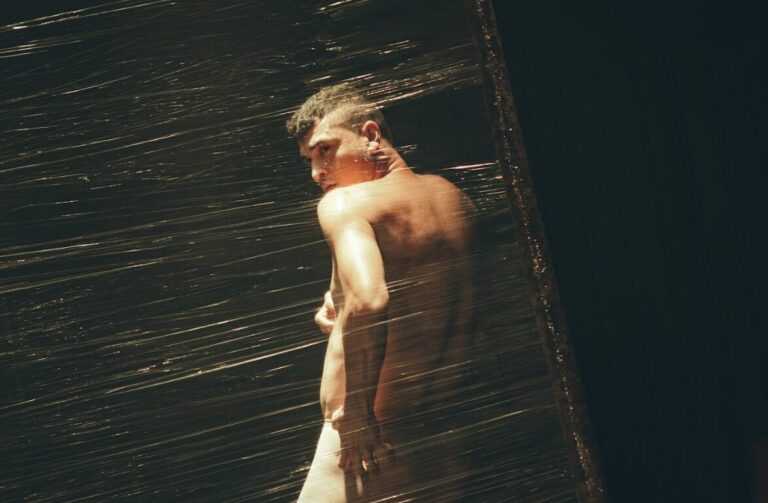 Soufflé de Bodó Company apresenta ‘Alice Músculo +2’ no Festival de Teatro da Amazônia 2025