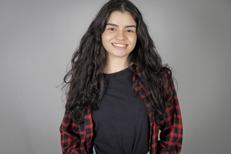Sophia Januário vive irmã mais velha na série “Engajados”, indicada a sete categorias no Rio WebFest