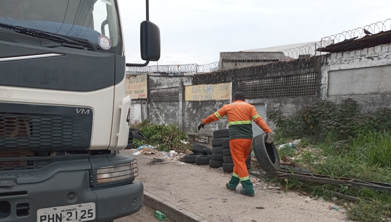 Prefeitura recolhe mais de 5 mil pneus descartados irregularmente em dois dias em Manaus
