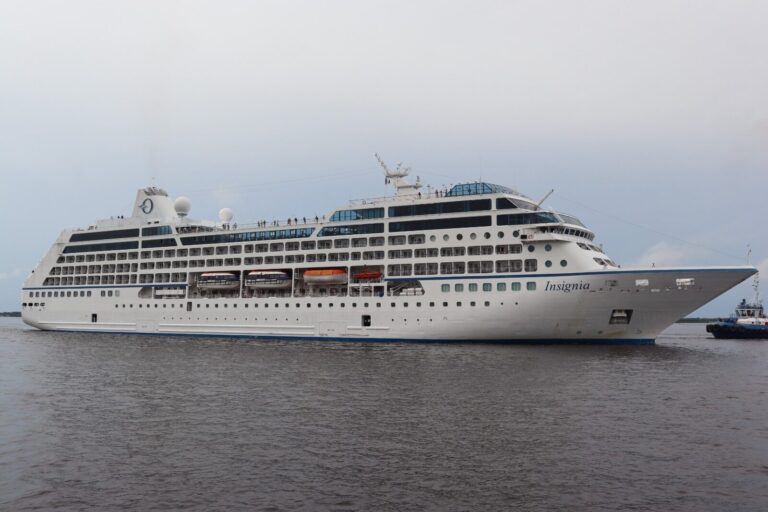 Temporada de cruzeiros começa em Manaus com chegada do navio Insignia e quase mil turistas estrangeiros