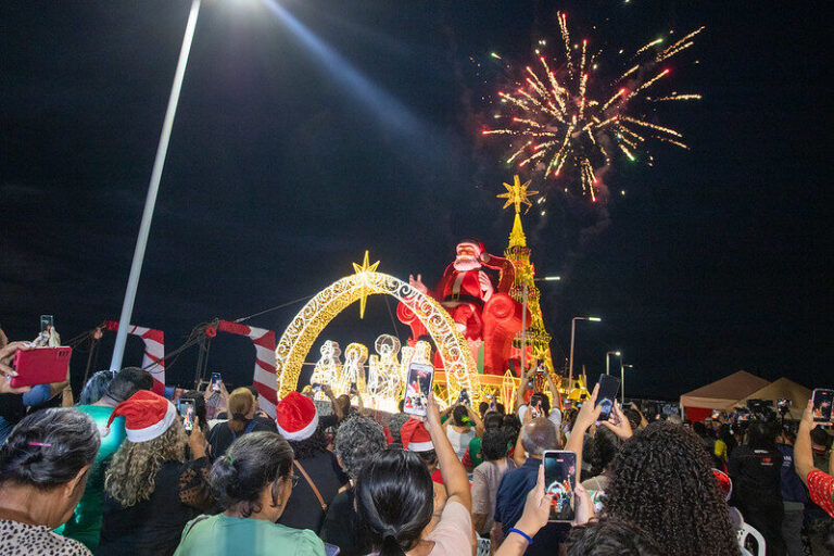 Balsa natalina leva maior Natal flutuante da história a 45 comunidades ribeirinhas de Manaus