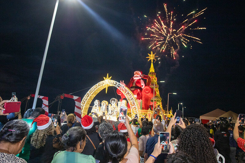 Balsa natalina leva maior Natal flutuante da história a 45 comunidades ribeirinhas de Manaus