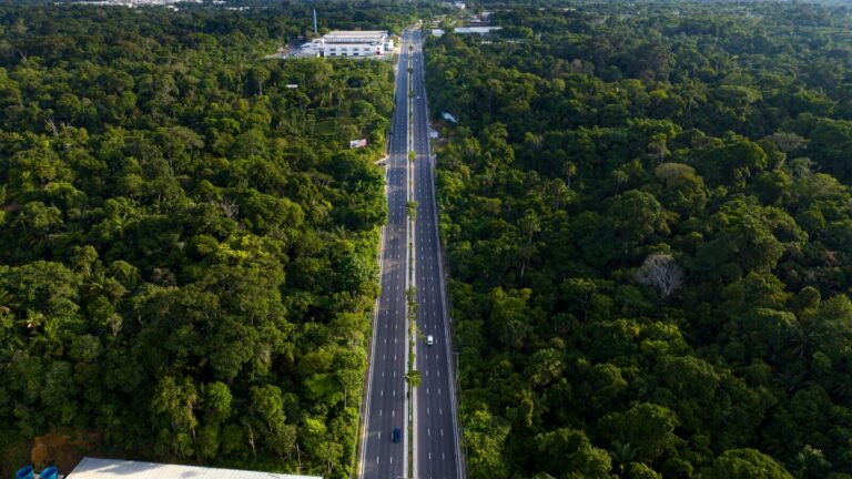 Avenida do Turismo recebe terceira faixa e tem mobilidade ampliada na zona Oeste de Manaus