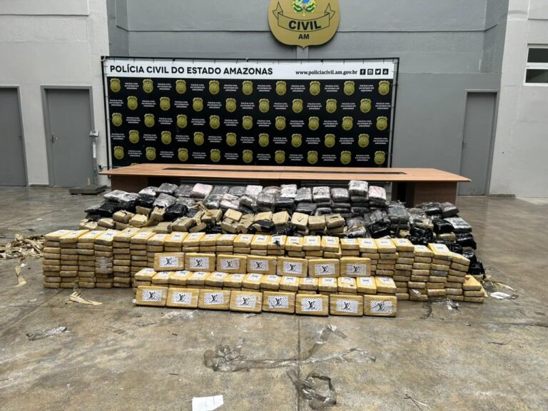 Polícia Militar do Amazonas apreende 1,1 tonelada de drogas em micro-ônibus na rodovia AM-010