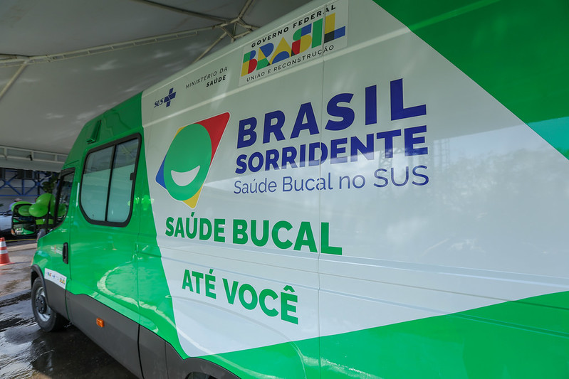 Unidade odontológica móvel amplia atendimento a populações vulneráveis em Manaus
