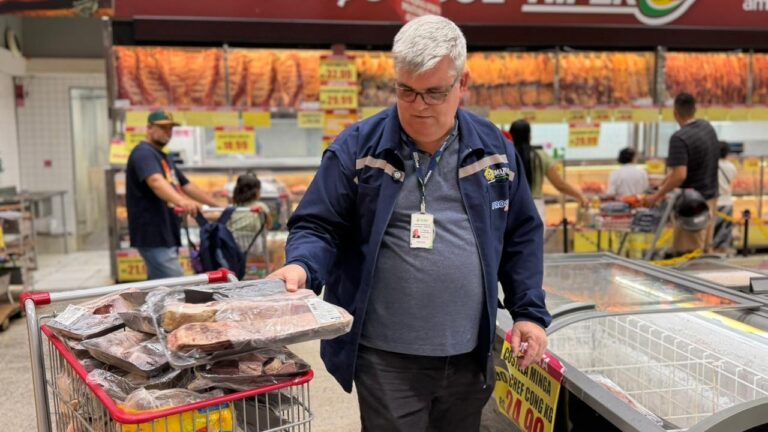Procon-AM autua supermercado na zona sul de Manaus por venda de alimentos impróprios