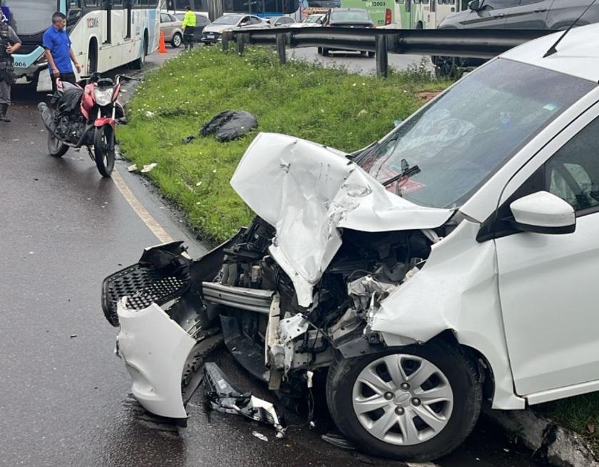 Acidente entre carro e ônibus deixa três feridos em Manaus