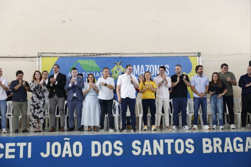 Governador Roberto Cidade entrega 800 títulos definitivos para moradores da zona norte de Manaus