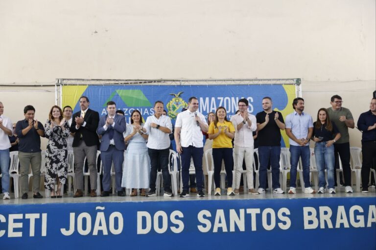 Governador Roberto Cidade entrega 800 títulos definitivos para moradores da zona norte de Manaus