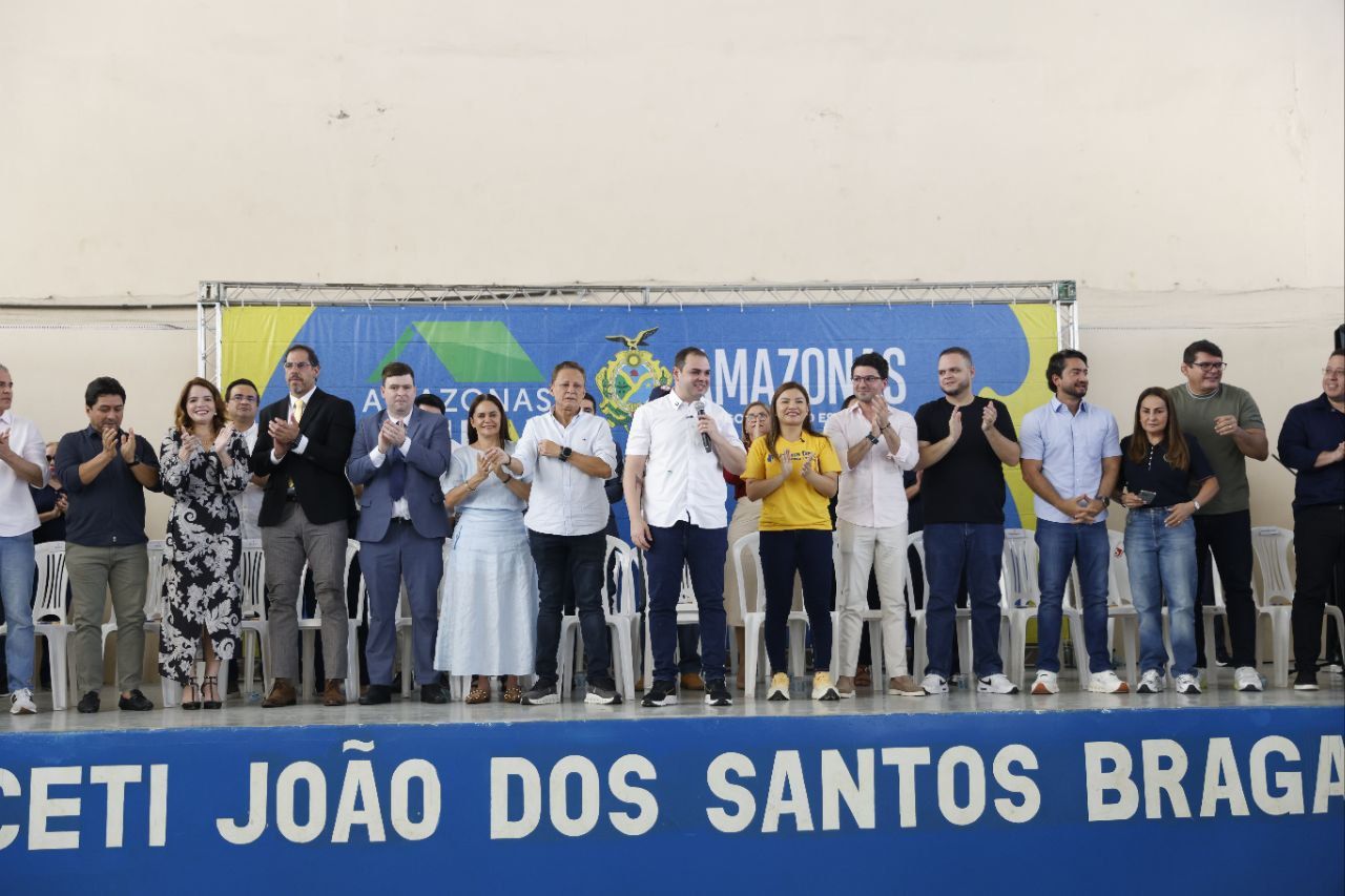 Governador Roberto Cidade entrega 800 títulos definitivos para moradores da zona norte de Manaus